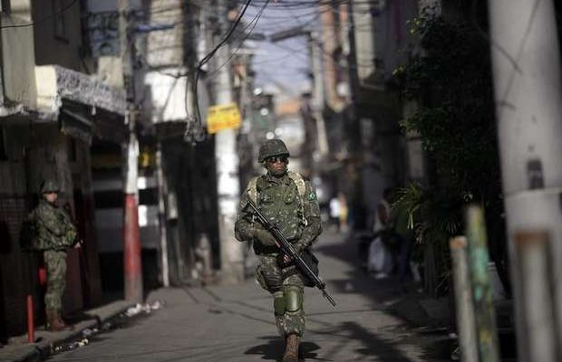 Soldado das Forças Armadas patrulha Complexo da Maré, no Rio de Janeiro. Foto de 05/04/2014
Foto: Reuters