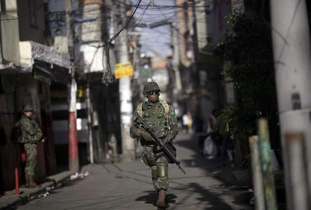Soldado das Forças Armadas patrulha Complexo da Maré, no Rio de Janeiro. Foto de 05/04/2014 Foto: Reuters