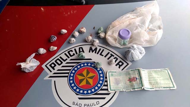 Foram apreendidos 15 invólucros de maconha e 03 de cocaína. Foto: DIVULGAÇÃO