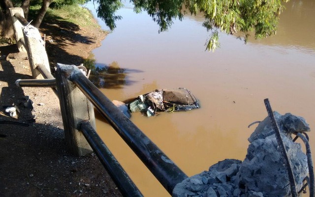 Carro com jovens de 19 anos caiu no Rio Piracicaba (Foto: Edijan Del Santo/EPTV).