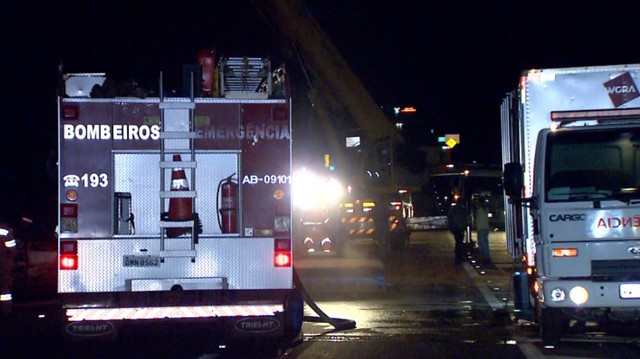 Trecho da Rodovia Anhanguera, em Ribeirão Preto (SP), interditado após acidente com caminhão (Foto: Reprodução/EPTV).