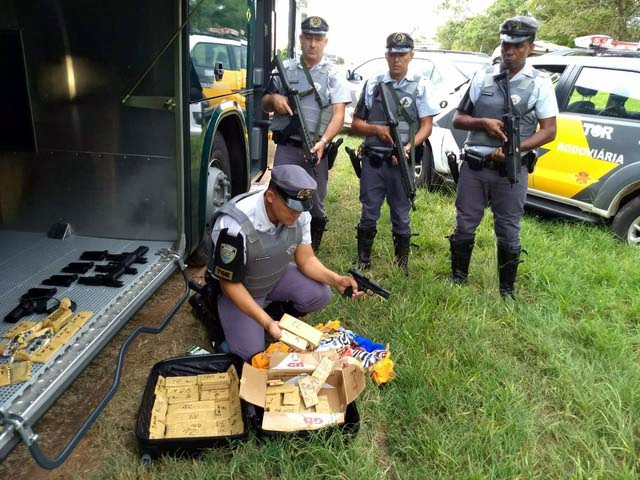 Armas e munições foram encontradas na bagagem do pasageiro de um ônibus, em Araçatuba (SP) (Foto: Polícia Militar Rodoviária/Divulgação)