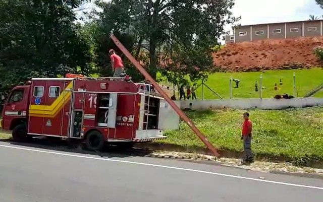 Bombeiros tentaram fazer o resgate de pai e filho, mas eles não resistiram à queda no poço da empresa de fertilizantes em Serra Negra (Foto: André Natale/EPTV).