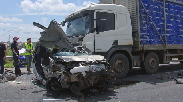 Caminhoneiro causou engavetamento na rodovia Castello Branco, em Boituva (Foto: Jaime Rafael/TV TEM).
