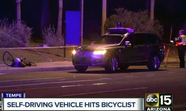 Imagem divulgada pela rede ABC mostra carro da Uber e bicicleta amassada no local do acidente (Foto: ABC-15.com via AP).