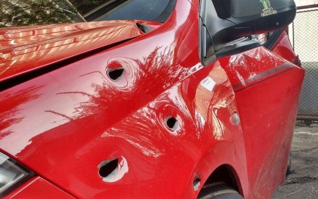 Carro dos suspeitos ficou com as marcas da troca de tiros (Foto: Maiara Barbosa/G1).