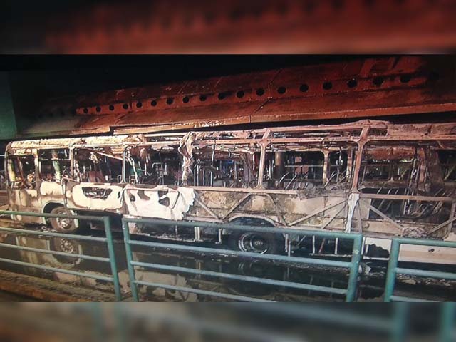 Um dos ônibus incendiados na noite deste sábado em Fortaleza. Coletivo foi atacado na Praça Coração de Jesus, no Centro. (Foto: Reprodução/TV Verdes Mares)