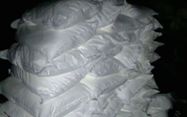 Polícia Civil encontrou em chácara de Santa Isabel insumos para refino de cocaína (Foto: Diário TV 2ª Edição).