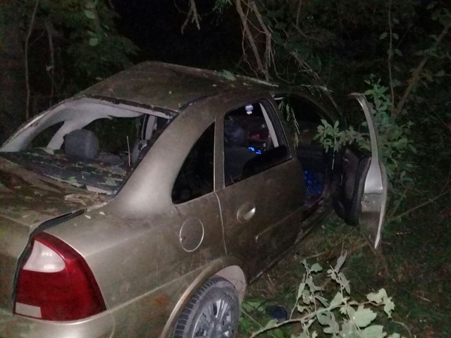 Criança morre e outros 4 ficam feridos após carro sair da pista e bater em árvore em MS (Foto: Corpo de Bombeiros/Divulgação).