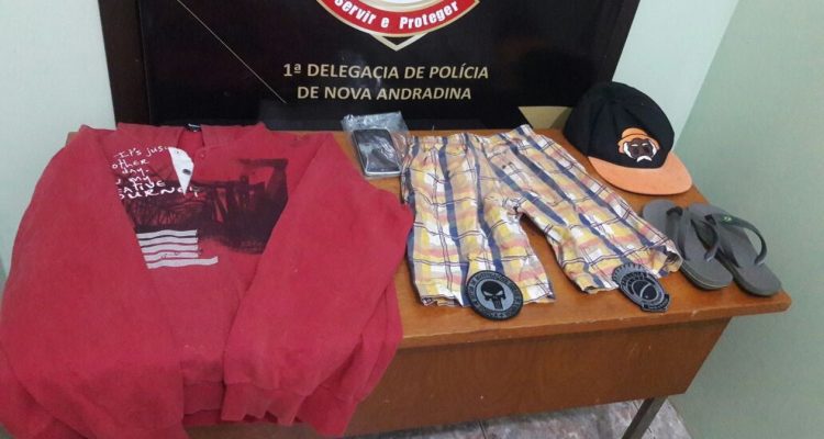 Moletom, celular e boné do adolescente; bermuda e chinelos da vítima em MS (Foto: Liziane Zarpelon/TV Morena).