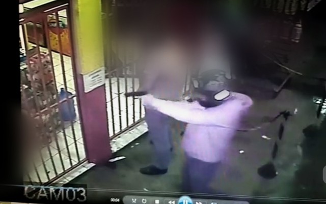 Imagem mostra momento em que jovem chega ao local e atira contra vítima (Foto: Reprodução).