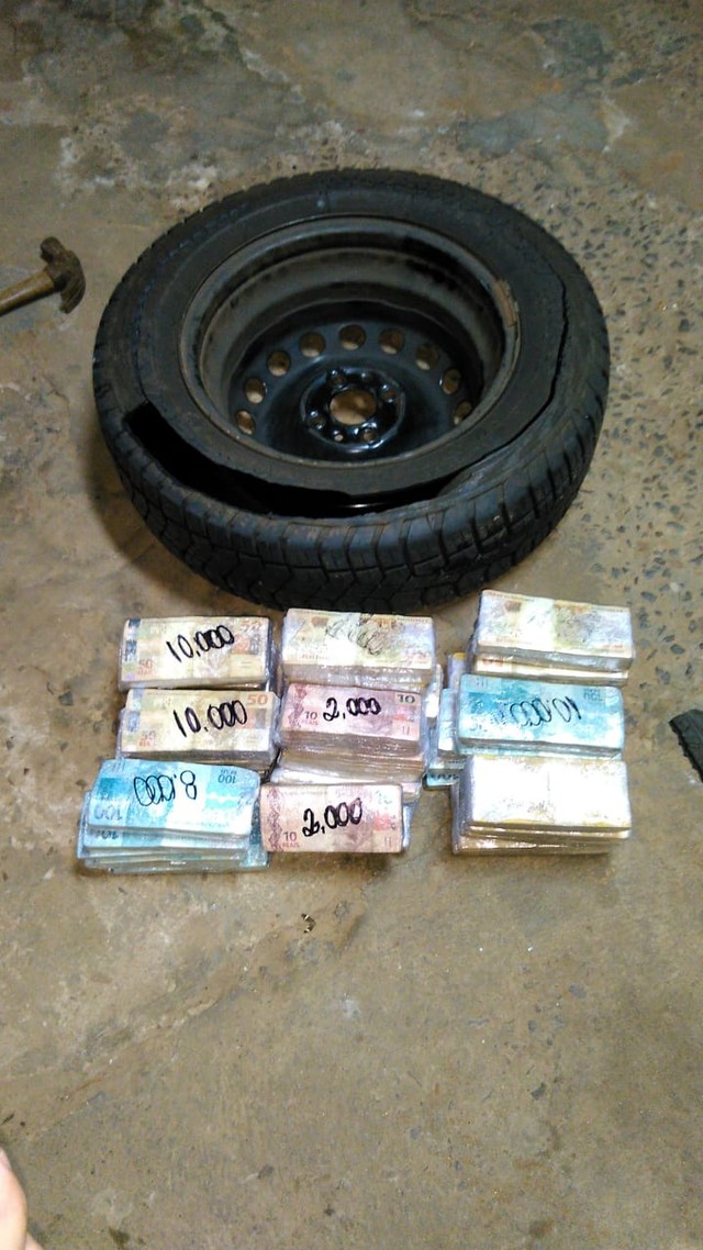 Dinheiro apreendido dentro de pneu de carro em MS (Foto: PF/Divulgação).