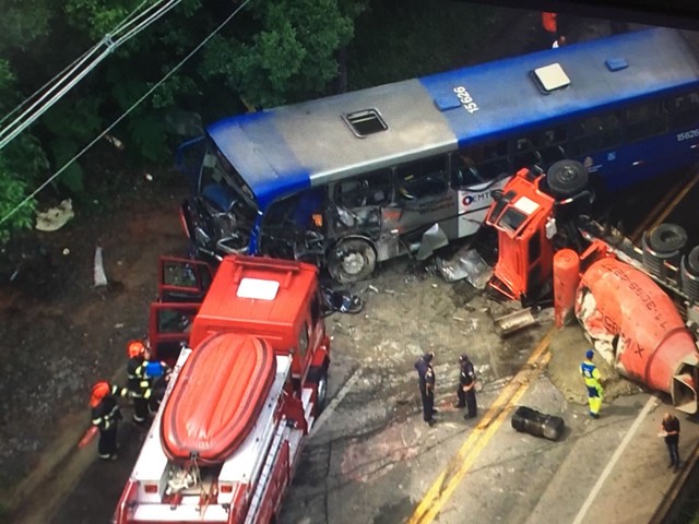 Acidente com ônibus e caminhão em Embu (Foto: Reprodução/TV Globo).