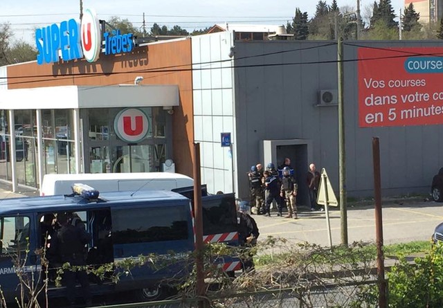 Policiais se agrupam em entrada de supermercado onde homem armado fez reféns, em Trèbes, na França (Foto: Reuters/"La Vie a Trèbes").