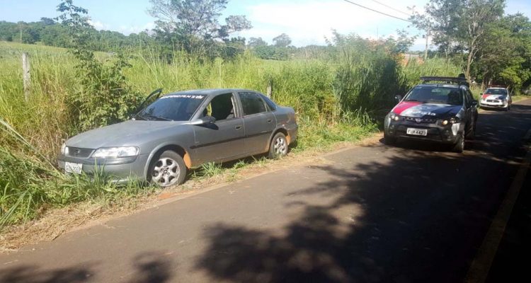 Veículo usado na fuga pelos criminosos também foi apreendido. Foto: DIVULGAÇÃO/PM