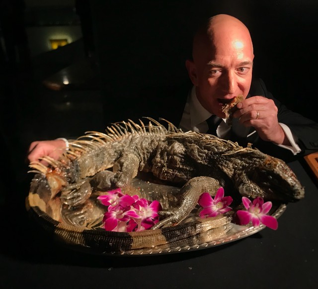 O CEO da Amazon Jeff Bezos é visto comendo uma iguana durante o jantar anual do The Explorers Club na Times Square, em Nova York, no sábado (10) (Foto: Emily V. Driscoll/BonSci Films).