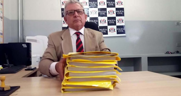 Delegado Tadeu debruça sobre um inquérito de 8 volumes e, depois de muito trabalho, ficou satisfeito com conclusão positiva. Foto: MANOEL MESSIAS/Agência