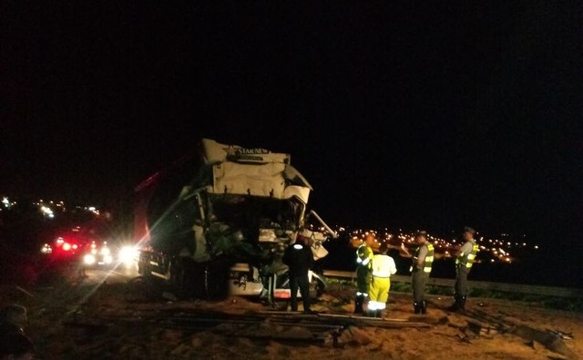 Caminhoneiro morreu após colisão traseira em Leme (Foto: Beto Ribeiro Repórter).
