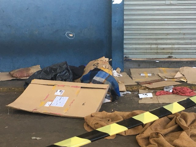 Morador de rua foi alvejado por, pelo menos, quatro tiros, em Presidente Prudente (Foto: Gabriel Tibaldo/G1).