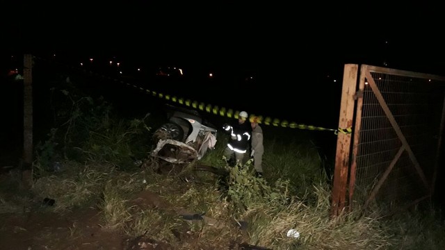 Carro do motorista que morreu ficou destruído, fora da pista (Foto: José Aparecido/ TV Morena).