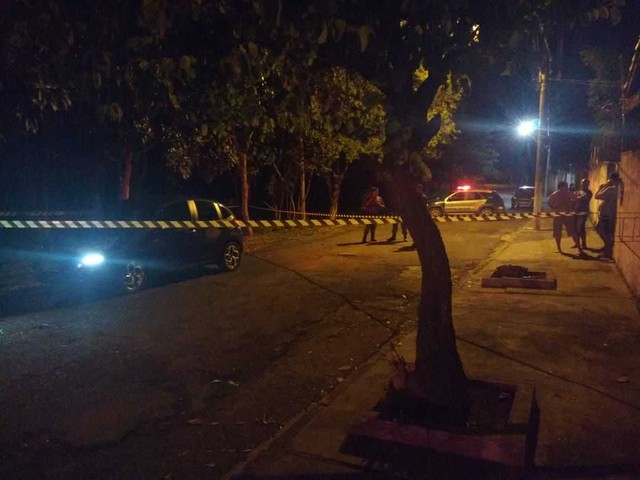 Vítima foi morta dentro de carro (Foto: Rotam/ Divulgação).