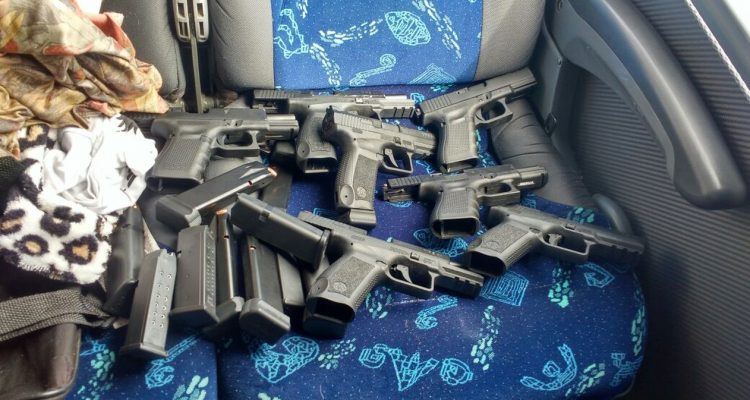 Sete pistolas foram apreendidas com cuidadora de idosos em Avaré (Foto: Divulgação/Polícia Rodoviária).