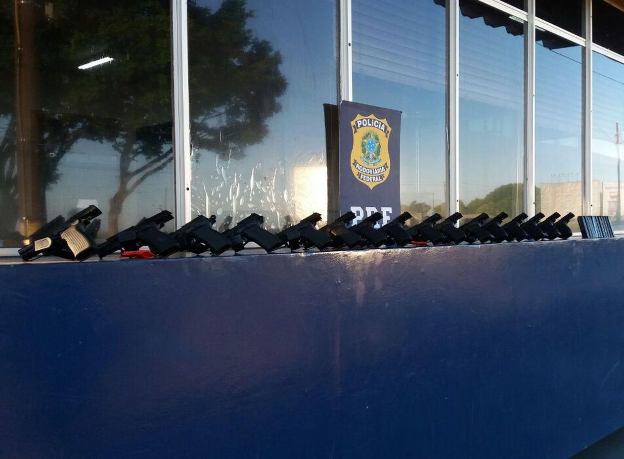 Armas iam ser levadas ao Rio de Janeiro, segundo a PRF (Foto: PRF/Divulgação) Armas iam ser levadas ao Rio de Janeiro, segundo a PRF (Foto: PRF/Divulgação).