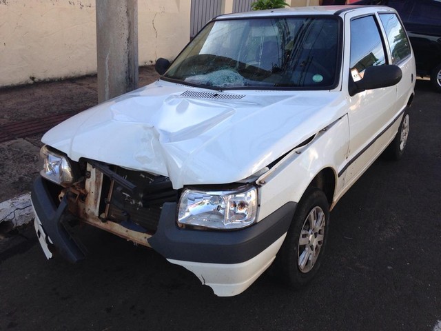 Carro que atingiu o jovem ficou danificado (Foto: Osvaldo Nóbrega/TV Morena).