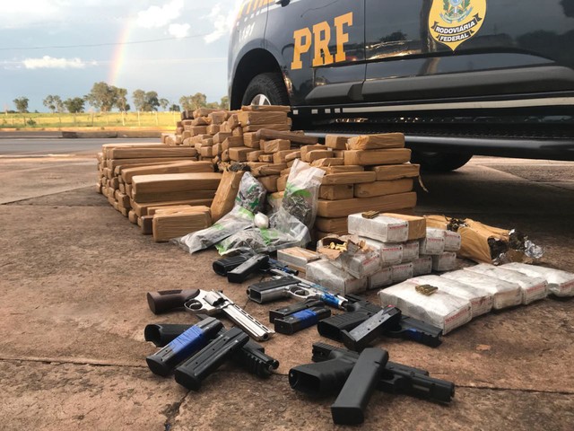 Dois são presos em MS com 500 kg de maconha, armas e munições que iriam para RJ (Foto: Alysson Maruyama/TV Morena).