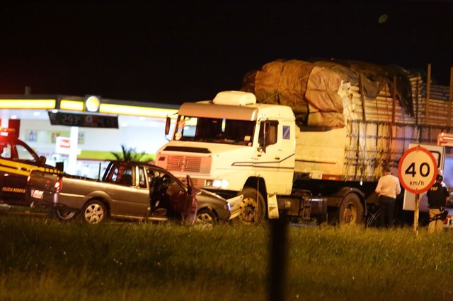 Motorista morreu após bater em carreta na BR-153 em Guaiçara (Foto: J. Serafim / Divulgação ).