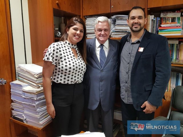 Prefeita Thauana Duarte acompanhada pelo Secretário de Obras, Administração e Planejamento Thiago Joanini (dir.), cumpre agenda no gabinete do Deputado Federal José Mentor (PT).. Foto: Assessoria de Comunicação