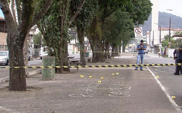 Local do tiroteio foi isolado pela Perícia (Foto: Reprodução/TV Tribuna).