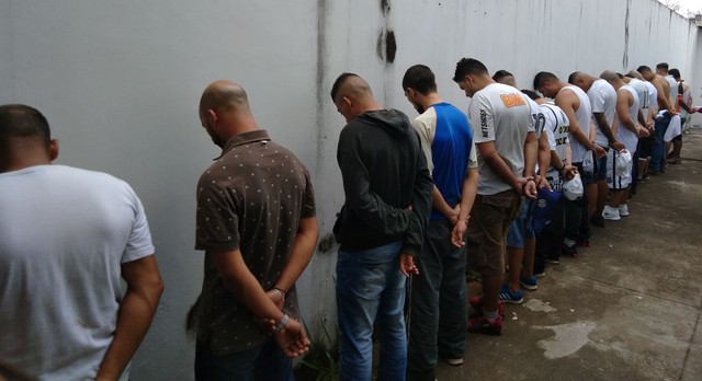 21 integrantes da Torcida Jovem dos Santos foram detidos Itaquaquecetuba (Foto: Polícia Militar/ Divulgação).