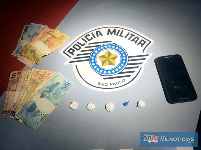 Foram apreendidos porções de crack, cocaína, além de R$ 484,00 em dinheiro. Foto: DIVULGAÇÃO/PM