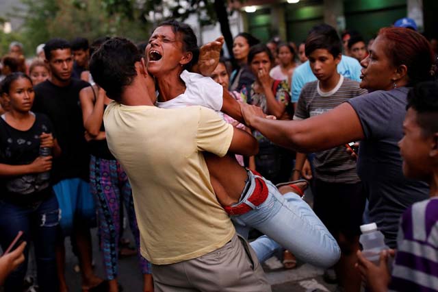 Parente de detendo de prisão de Valência, na Venezuela, reage do lado de fora da prisão em que houve um incêndio nesta quarta-deira (28) (Foto: Carlos Garcia Rawlins/Reuters).