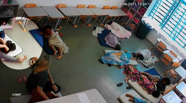 Professora segura a perna do aluno para colocá-lo em saco de lixo em Restinga (Foto: Reprodução).