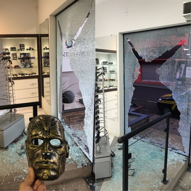 Ladrão deixou máscara após roubar ótica em Botucatu (Foto: Divulgação).