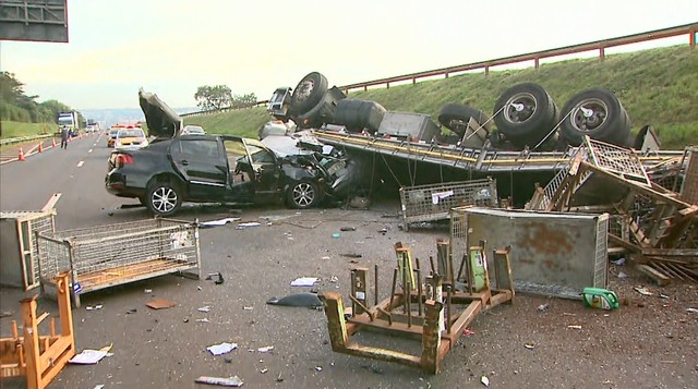 Colisão entre carro e caminhão interdita a Rodovia Anhanguera em Orlândia, SP (Foto: Paulo Souza/EPTV).