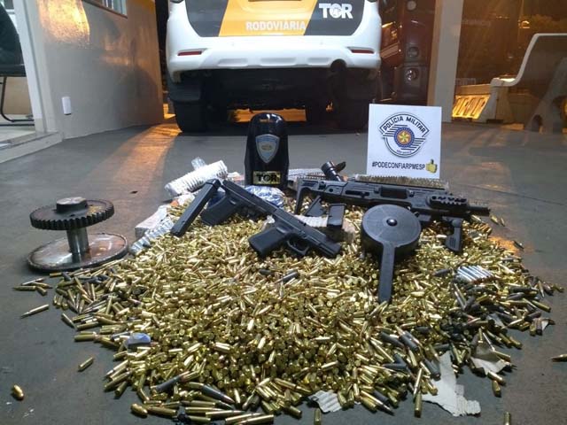 Arsenal foi apreendido na SP-333 em Assis (Foto: Polícia Militar/Divulgação ).