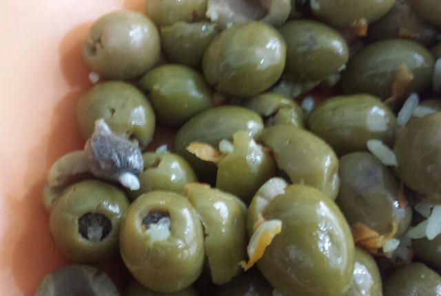 Porções de maconha estavam escondidas dentro de azeitonas (Foto: SAP/Divulgação)