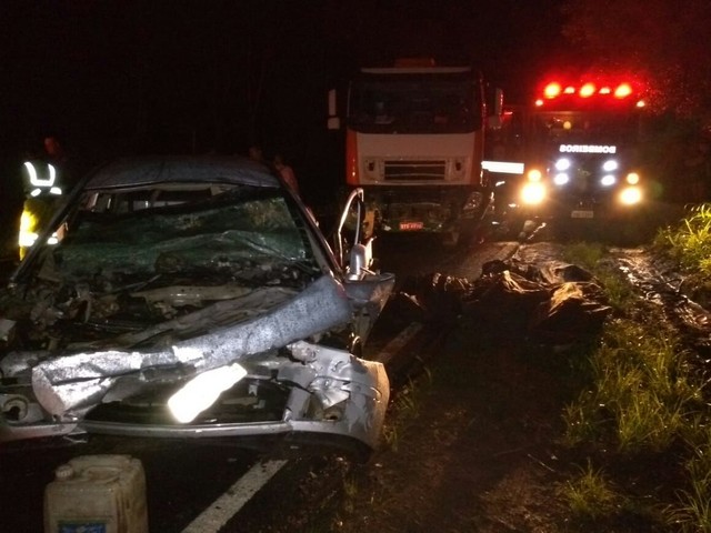 Seis pessoas morreram em acidente entre carro e caminhão em Botucatu (Foto: Jornal Acontece Botucatu/Divulgação ).