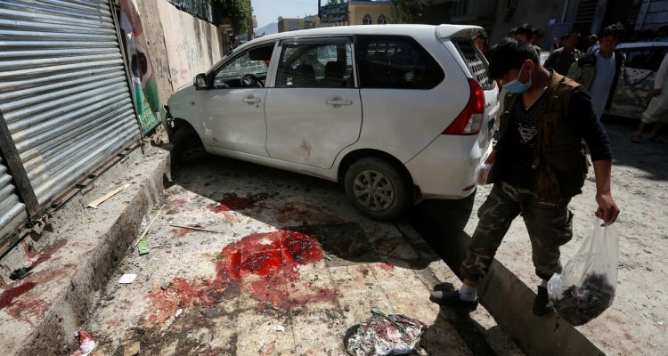 Homem inspeciona local onde explosão foi registrada, em Cabul (Foto: Omar Sobhani/Reuters).