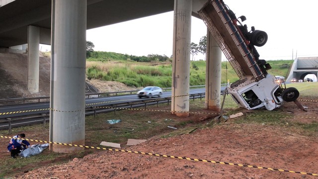 Corpo do motorista foi ejetado do veículo e caiu a alguns metros do caminhão no acidente em Campinas (Foto: Helen Sacconi/EPTV).