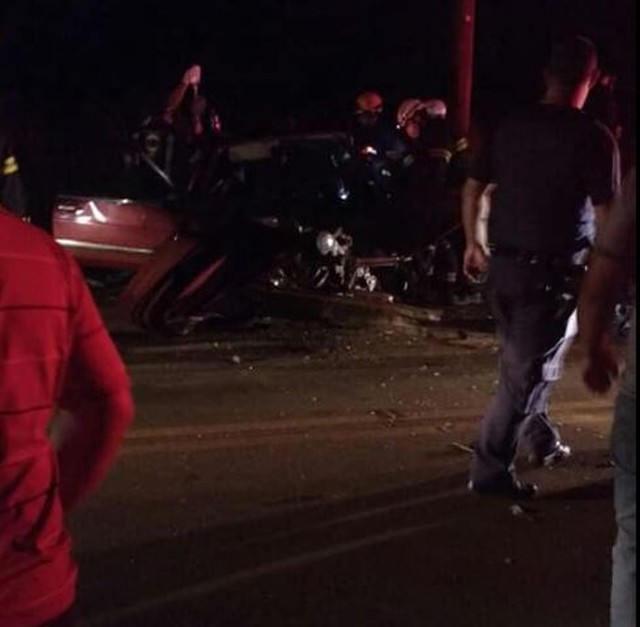 Carro ficou destruído após batida em rodovia de Campina do Monte Alegre (Foto: Arquivo Pessoal).