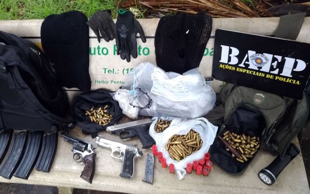 Armas e munições apreendidas em Campinas após ação da Polícia Militar (Foto: Batalhão de ações Especiais de Polícia/Baep/Divulgação).