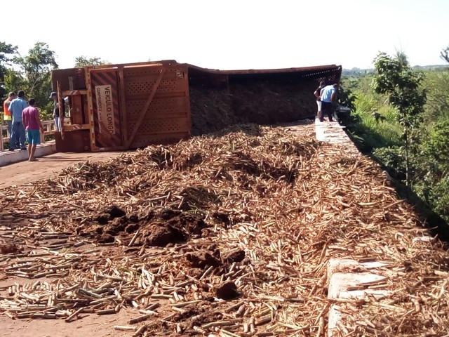 Caminhão carregado com cana tombou na MS-157, sobre ponte do Rio São Domingos, em Itaporã (Foto: PMR/Divulgação).