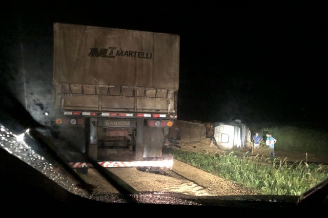 Motorista e passageiro morrem em acidente entre carro e 3 carretas na BR-163 (Foto: Divulgação).