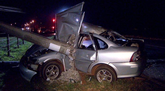 Carro derrubou poste na Avenida Costa e Silva em Ribeirão Preto (Foto: Luciano Tolentino/EPTV).