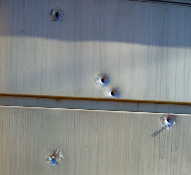 Tiros atingiram o portão da frente da residência (Foto: Arquivo Pessoal).