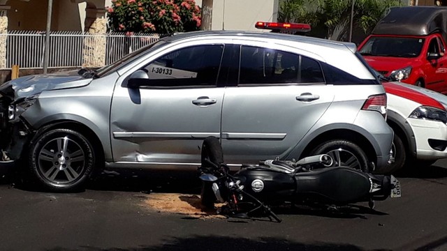 Motociclista foi socorrido mas não resistiu aos ferimentos provados por colisão com carro em Catanduva (SP) (Foto: Arquivo Pessoal).